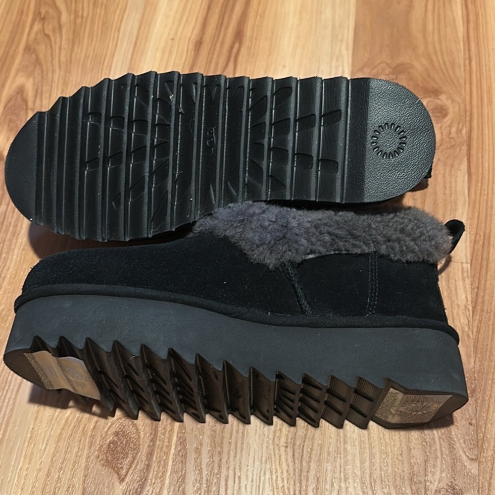 New UGG Slippers - Picture 3 of 4
